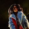 Rihanna usou um casacão para se apresentar no festival