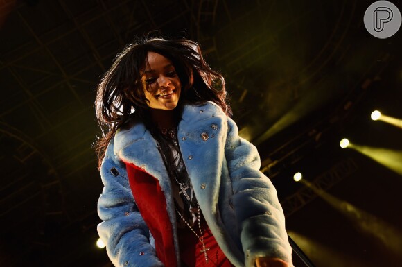 Rihanna usou um casacão para se apresentar no festival