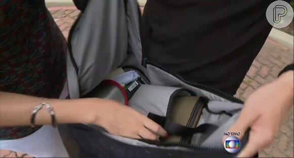 Durante o 'Vídeo Show', Thiago Fragoso abre a mochila e mostra o que carrega nela