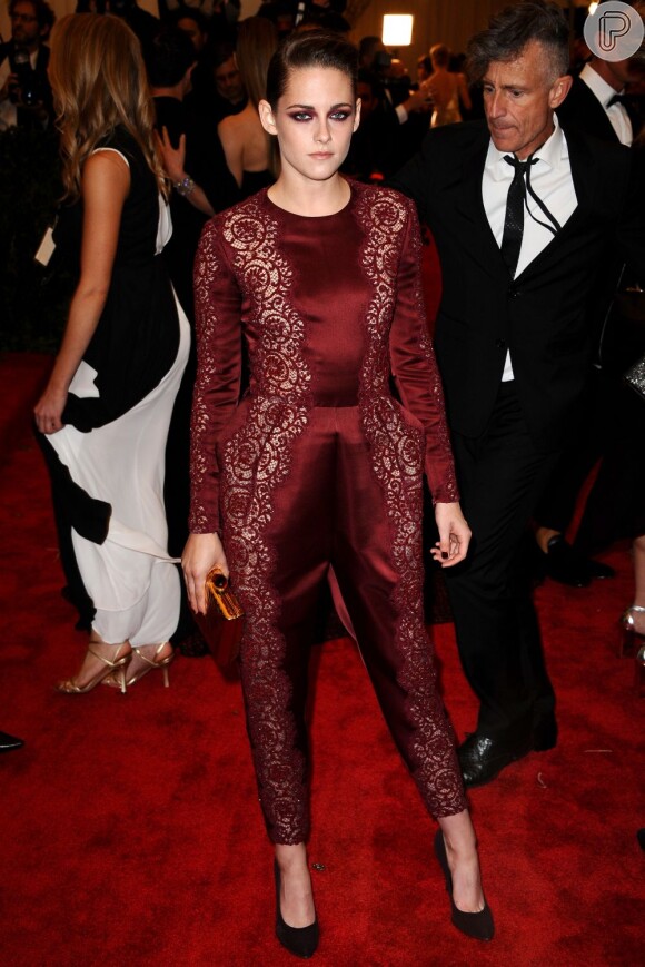 Kristen Stewart posa no tapete vermelho do Met 2013, em 6 de maio de 2013