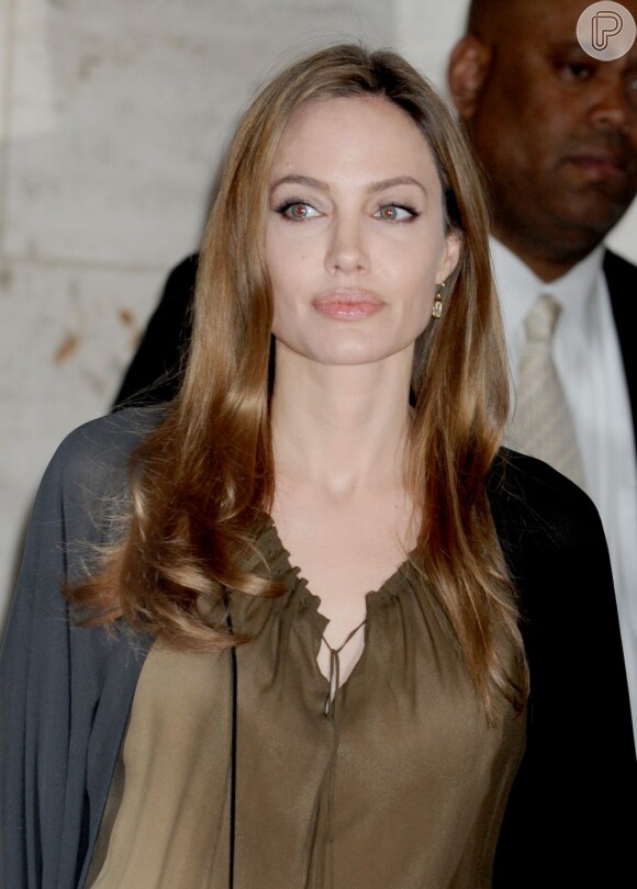 Angelina Jolie faz cirurgia de retirada dos seios para evitar o câncer de mama, em 14 de maio de 2013