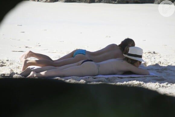 Cleo Pires e Cissa Guimarães gravam em praia de nudismo