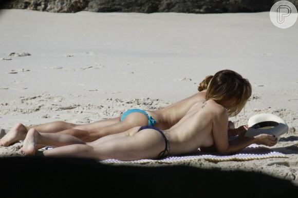 Cleo Pires e Cissa Guimarães ficam nuas para gravar cena final de 'Salve Jorge' em 14 de maio de 2013