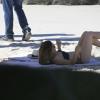 'Salve Jorge': Cleo Pires fica à vontade em gravação de biquíni em praia de nudismo