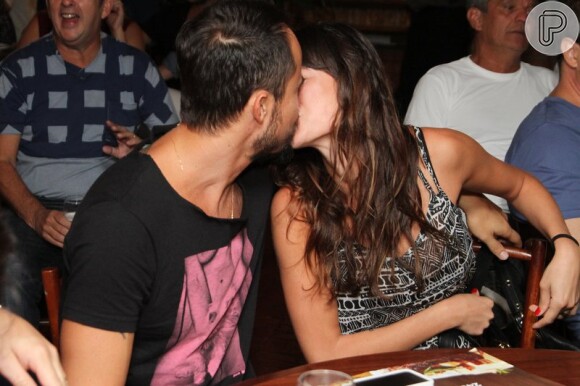 Paulinho Vilhena e Thaia Ayala se beijam na noite carioca, em 14 de maio de 2013