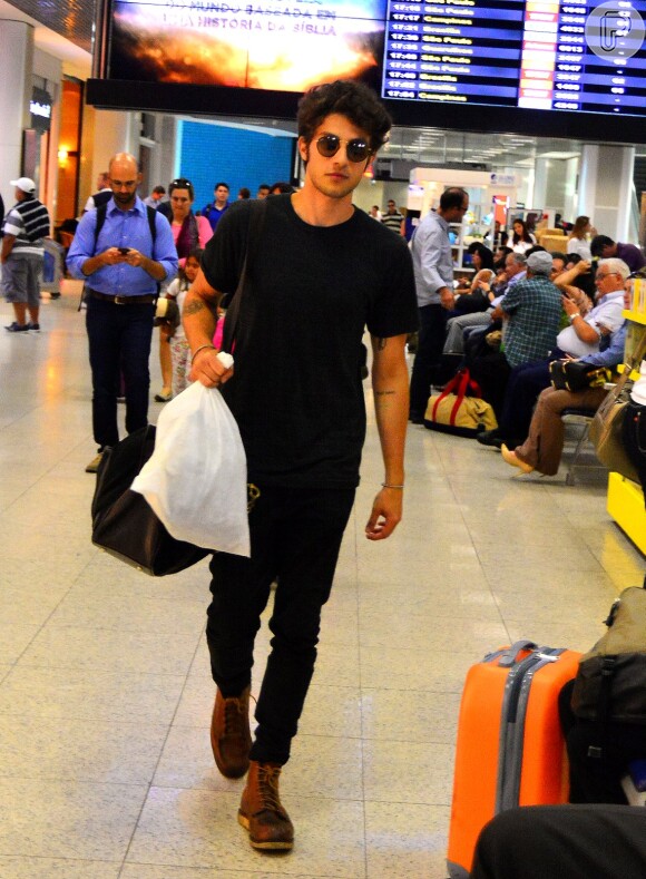 Chay Suede, o Rafael de 'Babilônia', embarca estiloso em aeroporto do Rio, nesta sexta-feira, 10 de abril de 2015