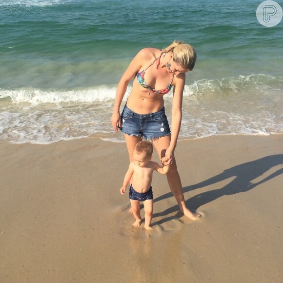 Ana Hickmann aproveitou a manhã deste domingo, 12 de abril de 2015, ao lado do filho, Alexandre Jr., em praia do Rio de Janeiro