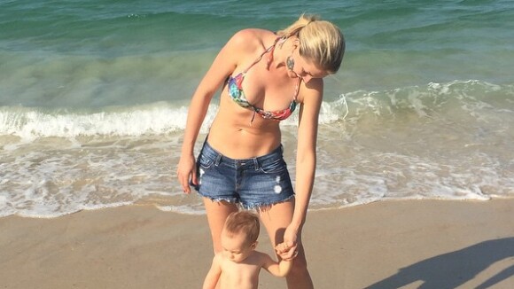 Ana Hickmann mostra o filho, Alexandre Jr., brincando em praia do Rio: 'Fofura'