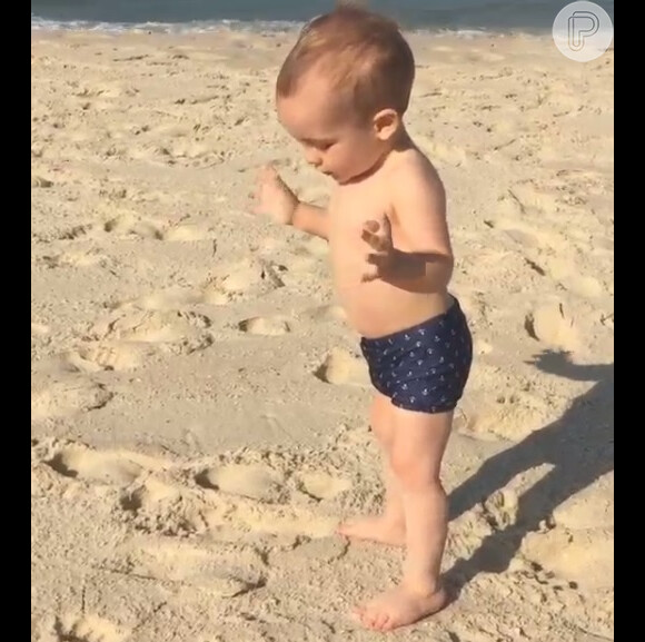 Ana Hickmann compartilhou um vídeo do filho, Alexandre Jr., andando por areia de praia do Rio