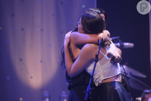 Emanuelle Araújo e Maria Luisa trocaram abraços durante show