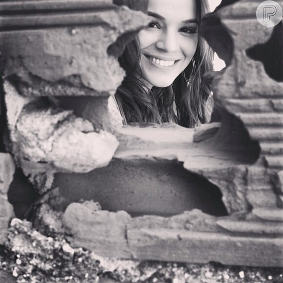 Bruna Marquezine, a Lurdinha de 'Salve Jorge', posa em meio aos tijolos, no Morro do Alemão