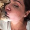 Deborah Secco ganha carinho de cachorrinho de estimação no Dia do beijo. 'É muito beijo', escreveu a atriz em seu perfil do Instagram desta segunda-feira, 13 de abril de 2015