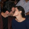 Deborah Secco e Rodrigo Lombardi se beijam ao gravar a novela 'Verdades Secretas', na SPFW, nesta terça-feira, 14 de abril de 2015