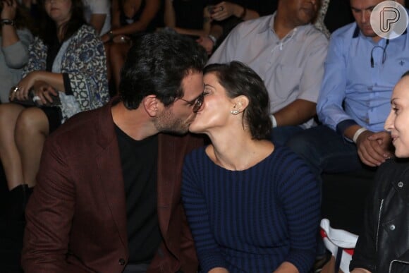 Deborah Secco e Rodrigo Lombardi se beijam ao gravar a novela 'Verdades Secretas', na SPFW, nesta terça-feira, 14 de abril de 2015