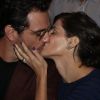 Rodrigo Lombardi e Deborah Secco trocam carinhos em cenas de romance, na SPFW