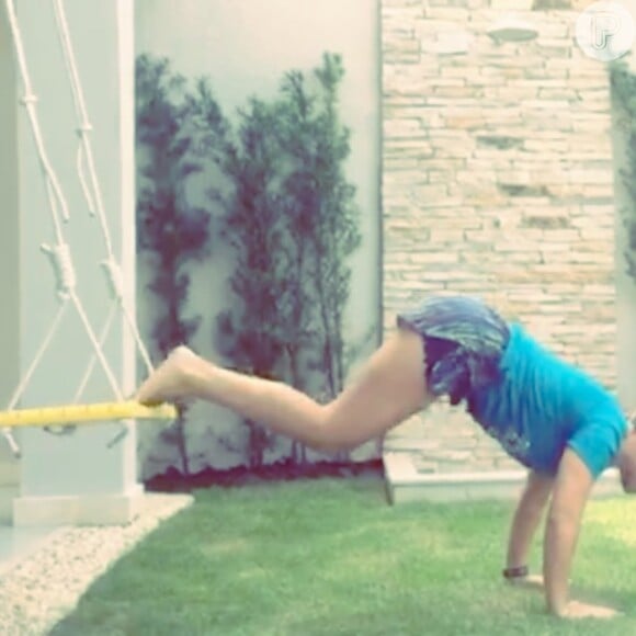 Fernanda Souza mostra exercício inusitado na varanda de casa