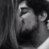 O ator pernambucano Renato Góes postou uma foto beijando Tatá Werneck em seu perfil no Instagram