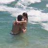 Nathalia Dill e Sergio Guizé foram vistos aos beijos durante passeio por praia do Rio, em janeiro