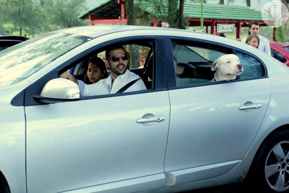 Theo Becker se casa com médica Raphaela Lamim em cerimônia na praia, em 18 de abril de 2015