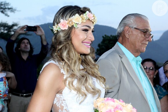 Theo Becker se casa com médica Raphaela Lamim em cerimônia na praia, em 18 de abril de 2015