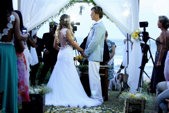 Theo Becker se casa com médica Raphaela Lamim em cerimônia na praia, em 18 de abril de 2015