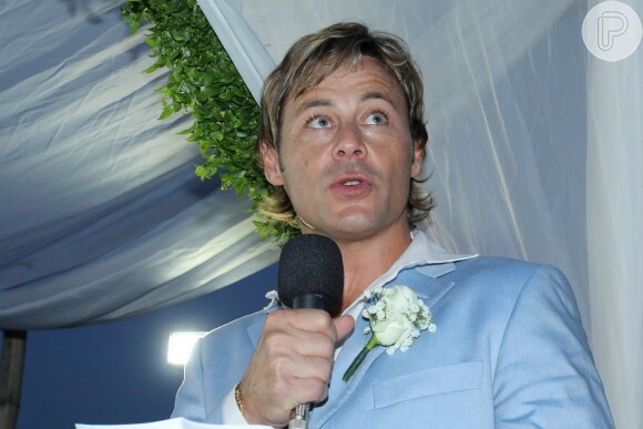 Theo Becker se casa com médica Raphaela Lamim em cerimônia na praia, em 18 de abril de 2015