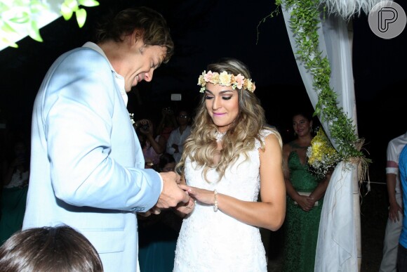 Theo Becker se casa com médica Raphaela Lamim em cerimônia na praia, em 18 de abril de 2015