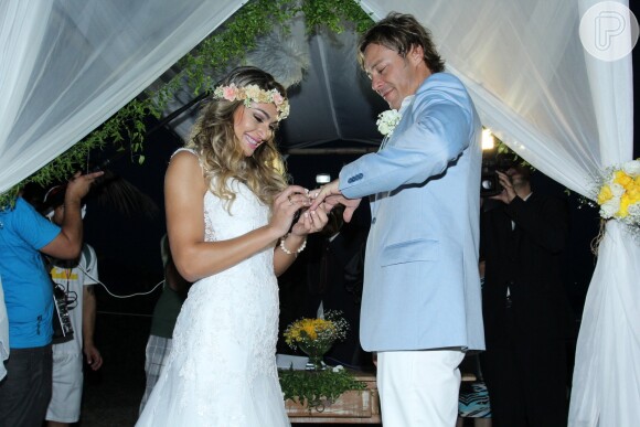 Theo Becker se casa com médica Raphaela Lamim em cerimônia na praia, em 18 de abril de 2015