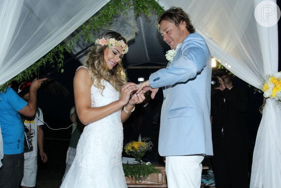 Theo Becker se casa com médica Raphaela Lamim em cerimônia na praia, em 18 de abril de 2015