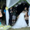 Theo Becker se casa com médica Raphaela Lamim em cerimônia na praia, em 18 de abril de 2015