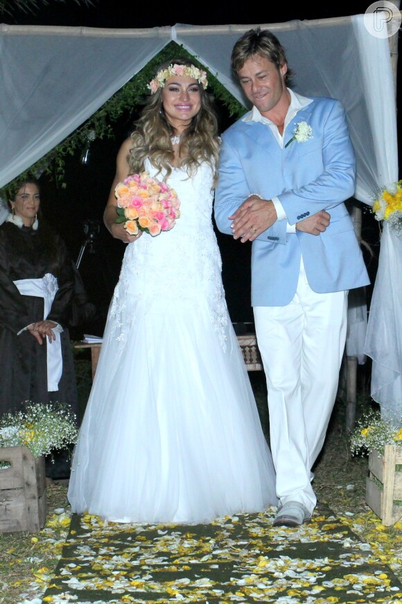 Theo Becker se casa com médica Raphaela Lamim em cerimônia na praia, em 18 de abril de 2015