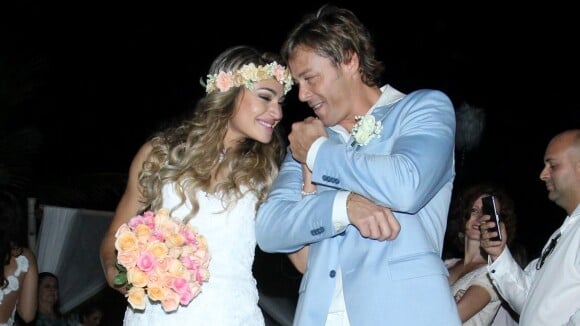 Theo Becker se casa com médica em cerimônia de R$ 300 mil na praia. Veja fotos!