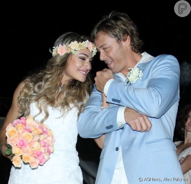 Theo Becker se casa com médica Raphaela Lamim em cerimônia na praia, em 18 de abril de 2015