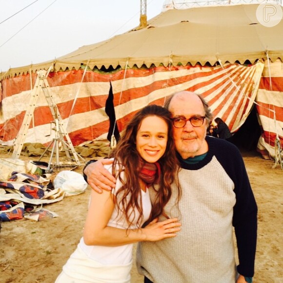Nas filmagens de 'O Grande Circo Místico' em Portugal, a atriz postou foto com o diretor Cacá Diegues