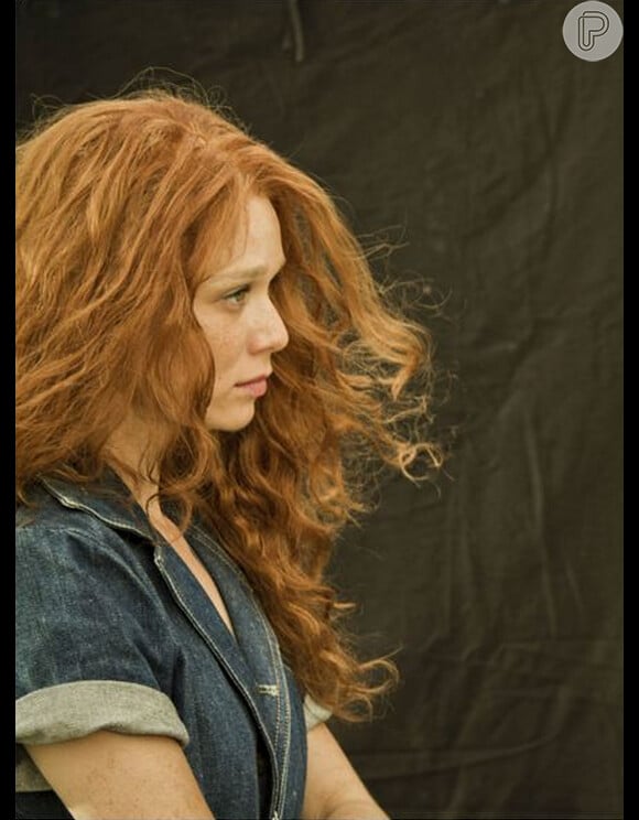 Mariana Ximenes usa peruca ruiva no filme 'Um homem Só', com previsão de lançamento para maio de 2015. Ela interpreta a coveira de animais Josie