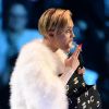 Sempre envolvida em polêmicas, Miley recebeu, no ano passado, uma estatueta no 'Wrecking Ball' e polemizou ao fumar no palco