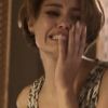 Alice (Sophie Charlotte) leva surra de uma prostituta no calçadão, cujo anel corta seu rosto e atrapalha a moça a conseguir emprego como vendedora numa loja, em cena da novela 'Babilônia', em 30 de abril de 2015