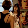 Helô (Carla Salle) acolhe Alice (Sophie Charlotte), levando-a para morar em seu apartamento, com outras duas garotas de programa, na novela 'Babilônia'