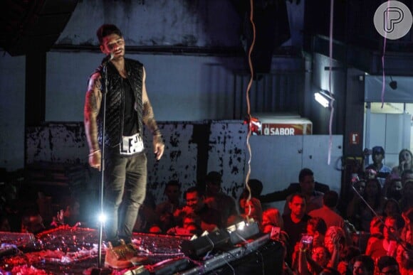 Lucas Lucco faz show romântico e dança com fã no palco