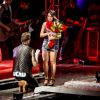 Lucas Lucco dá buquê de rosas a fã no palco em show em São Paulo