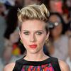 Scarlett Johansson escolhe look elegante e colorido para a première de 'Vingadores: Era de Ultron' em Londres, na Inglaterra, nesta terça-feira, 21 de abril de 2015