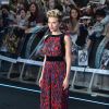 A atriz Scarlett Johansson escolheu um macacão colorido da grife Balmain para ir à première de 'Vingadores: Era de Ultron'