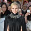 Com um look chique e todo preto, Elizabeth Olsen mostrou elegância ao desfilar pelo tapete vermelho da première de 'Vingadores: Era de Ultron' em Londres, na Inglaterra