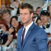 Estiloso, Chris Hemsworth prestigiou a première de 'Vingadores: Era de Ultron' em Londres, na Inglaterra