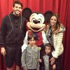 Kaká e Carol Celico posam ao lado dos filhos, na Disney, nos Estados Unidos