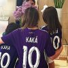 Carol Celico e os filhos usam camisa de Kaká para torcer
