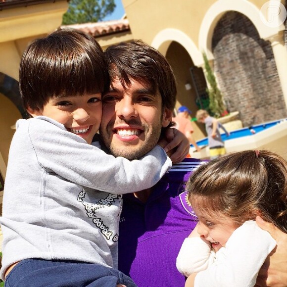 Kaká posa com os filhos Luca e Isabella, nos Estados Unidos