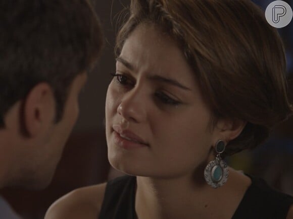 Alice (Sophie Charlotte) termina namoro com Murilo (Bruno Gagliasso) e decide ficar com Evandro (Cássio Gabus Mendes)