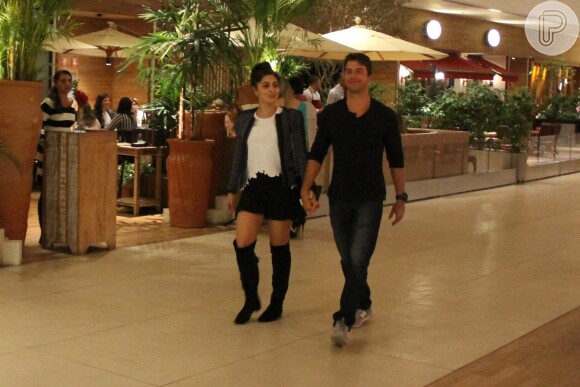 Juliana Paes aposta em botas de cano alto e saia para passear com o marido