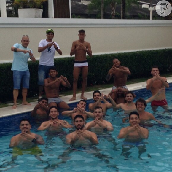 Neymar posa para foto com os amigos na piscina no domingão (02/12/2012)